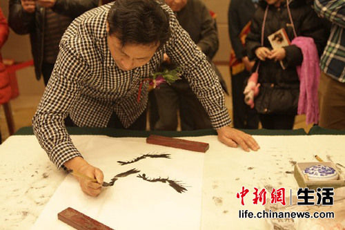 “齐白石”珍邮签售现场火爆成最受追捧收藏题材