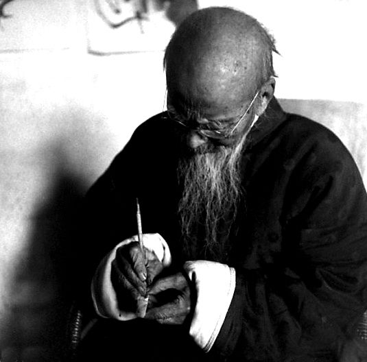 齐白石在治印
